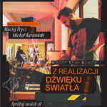 Czarna grafika z pomarańczowymi napisami. W centrum zdjęcie przedstawiające mężczyznę przy konsoli.