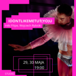 Na różową grafikę naniesione zostało zdjęcie pochodzące ze spektaklu "idontlikemetut(yo)u". Na zdjęciu widoczny jest tancerz z różową spódniczką baletową zapiętą wokół szyi, różowych rajstopach i srebrnych spodentkach baletowych. Na grafikę nałożone są białe napisy informujące o tytule, dacie, godzinie i miejscu spektaklu.