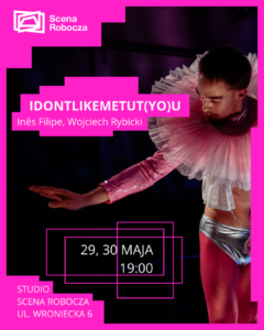 Na różową grafikę naniesione zostało zdjęcie pochodzące ze spektaklu "idontlikemetut(yo)u". Na zdjęciu widoczny jest tancerz z różową spódniczką baletową zapiętą wokół szyi, różowych rajstopach i srebrnych spodentkach baletowych. Na grafikę nałożone są białe napisy informujące o tytule, dacie, godzinie i miejscu spektaklu.
