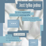 Na grafice widać fałdy białego, śliskiego materiału, który otaczają geometryczne, pikselowe kształty w różnych odcieniach niebieskiego. Prostokątne kształty informują o tytule wystawy i szczegółach wydarzenia.