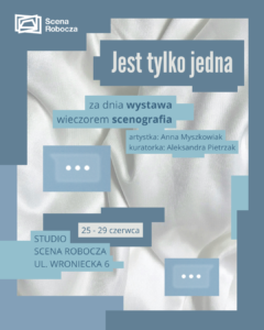 Na grafice widać fałdy białego, śliskiego materiału, który otaczają geometryczne, pikselowe kształty w różnych odcieniach niebieskiego. Prostokątne kształty informują o tytule wystawy i szczegółach wydarzenia.